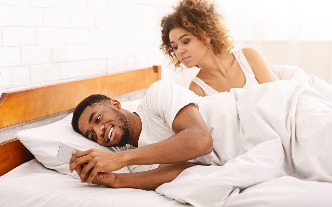 4 Cheating Signs to Look Out for in Your Significant Other